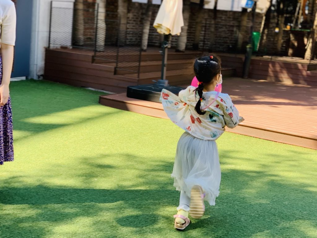 와이어트 잔디 마당에서 활동하는 아이