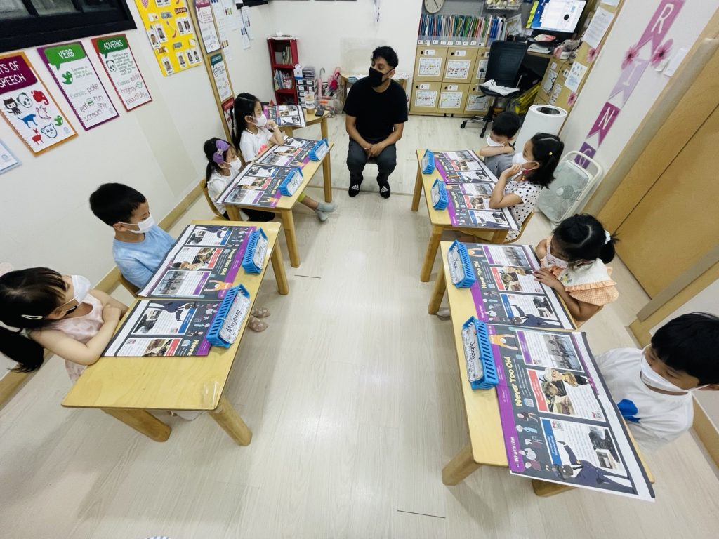 책과 학습 자료를 함께 살펴보는 와이어트 교실