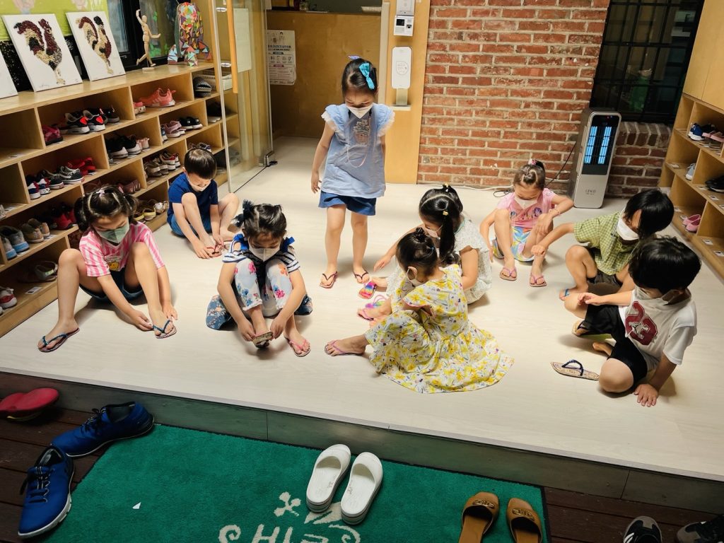 교실에서 함께 모여 활동하는 와이어트 아이들